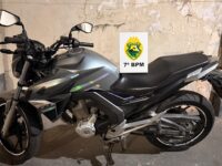 MOTOCICLETA COM ESCAPE IRREGULAR É APREENDIDA DURANTE FISCALIZAÇÃO EM TAPEJARA