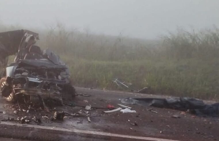 Tragédia na PR-323 deixa três mortos e duas pessoas presas às ferragens entre Umuarama e Perobal