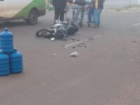 Motociclista fica ferido após bater contra carro na saída de Altônia