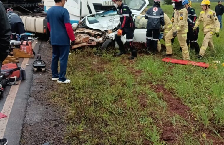 TRAGÉDIA NA ZONA RURAL DE CIANORTE: COLISÃO ENTRE CARRO E CAMINHÃO DEIXA DUAS PESSOAS MORTAS E TRÊS FERIDAS