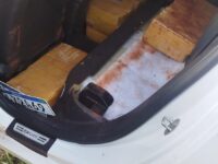 TAPEJARA: POLÍCIA MILITAR APREENDE MAIS DE 72 KG DE MACONHA EM VEÍCULO ABANDONADO NA PR-323