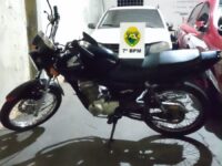 Jovem é flagrado empinando motocicleta em via pública e tem veículo apreendido em Tapejara