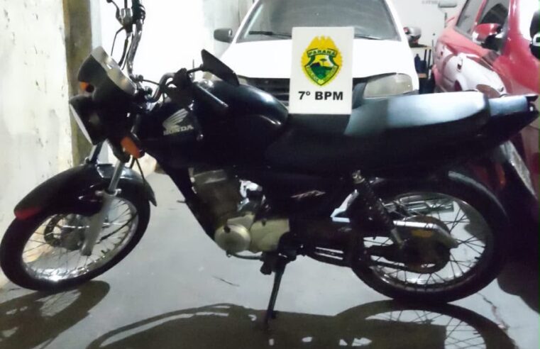 Jovem é flagrado empinando motocicleta em via pública e tem veículo apreendido em Tapejara