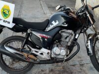CONDUTOR É FLAGRADO EMPINANDO MOTOCICLETA, SEM CNH E COM VEÍCULO IRREGULAR NO DISTRITO DE MARABÁ