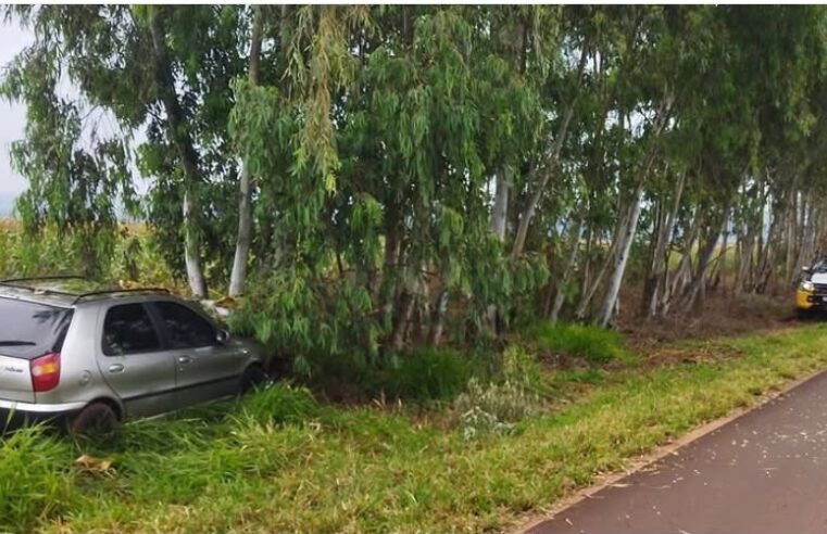 JAPURÁ: Motorista morre após carro sair da pista e bater contra árvore na PR-498