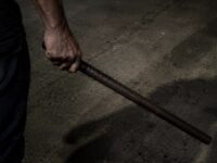 Homem é espancado com barra de ferro após ser acusado de furto em Moreira Sales