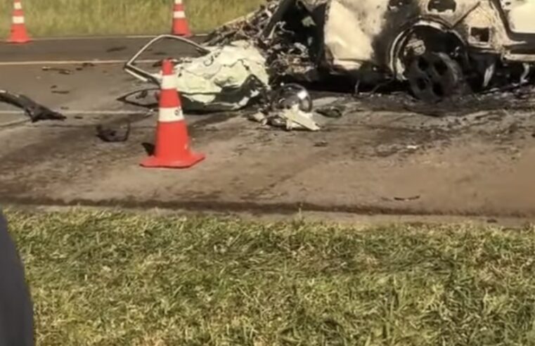 Carro elétrico pega fogo após colisão frontal com caminhonete e motorista morre carbonizado na BR-277, no Paraná