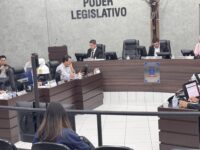 Victor Hugo permanece no cargo após Câmara arquivar denúncia por 8 a 1