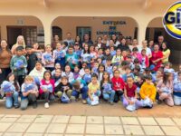 Alunos da rede municipal de Aparecida do Oeste em Tuneiras do oeste, recebem kits completos de uniformes escolares no retorno às aulas
