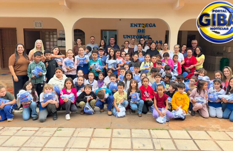 Alunos da rede municipal de Aparecida do Oeste em Tuneiras do oeste, recebem kits completos de uniformes escolares no retorno às aulas