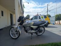 Adolescente de 16 anos é flagrado pilotando motocicleta irregular durante fiscalização em Cruzeiro do Oeste