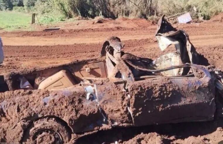 Caminhonete enterrada é encontrada durante obras de pavimentação rural em Pitanga e caso chama atenção de moradores