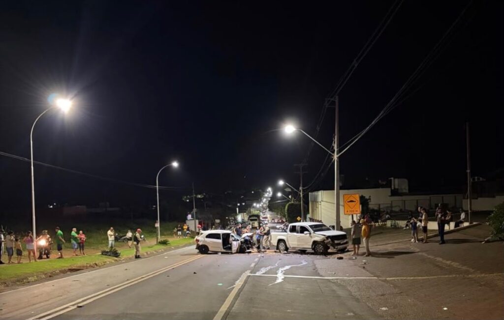 Ultrapassagem termina em colisão entre Amarok e Gol e deixa quatro feridos em São Tomé Ultrapassagem termina em colisão entre Amarok e Gol e deixa quatro feridos em São Tomé