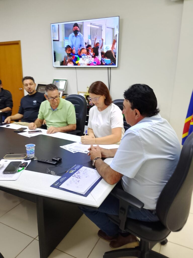 Vice-prefeita Giselma Giuliangelli assume Prefeitura de Rondon durante período de férias do prefeito Roberto Corredato Vice-prefeita Giselma Giuliangelli assume Prefeitura de Rondon durante período de férias do prefeito Roberto Corredato