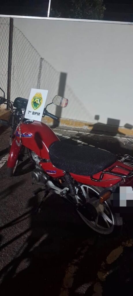 Motocicleta é apreendida após jovem tentar fugir de abordagem policial em Cruzeiro do Oeste Motocicleta é apreendida após jovem tentar fugir de abordagem policial em Cruzeiro do Oeste
