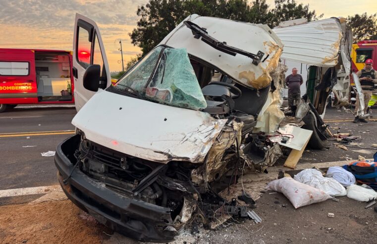 Acidente envolvendo ambulância, carreta e caminhão deixa quatro feridos na PR-323 entre Cianorte e Maringá