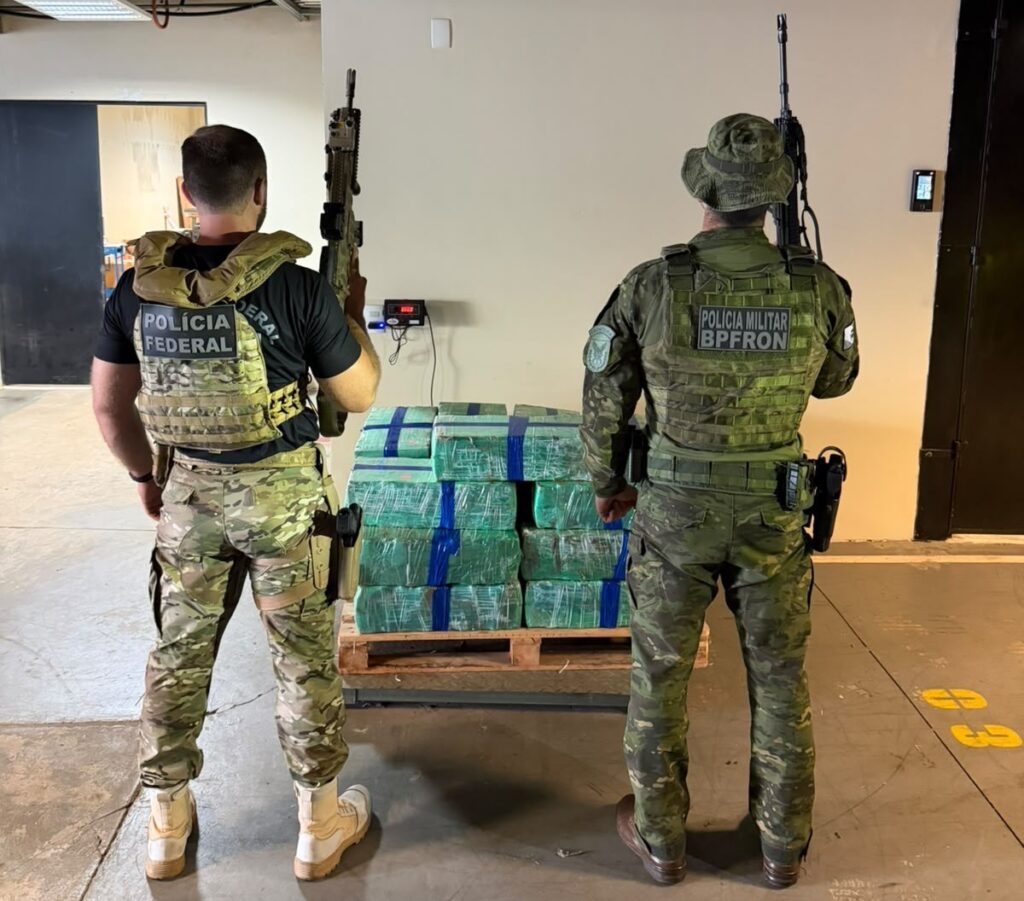 PMPR e Polícia Federal apreendem 385,5 quilos de maconha em depósito clandestino em Marechal Cândido Rondon PMPR e Polícia Federal apreendem 385,5 quilos de maconha em depósito clandestino em Marechal Cândido Rondon