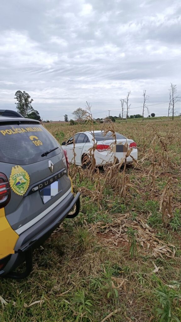 Veículo furtado é localizado abandonado em plantação de milho na PR-479, em Tuneiras do Oeste
