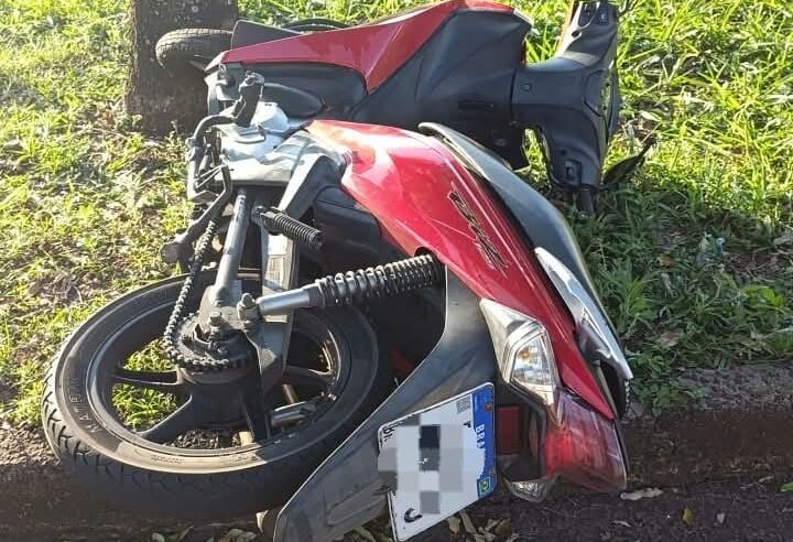Motociclista fica ferido após perder controle de motoneta e sofrer queda em avenida de Cianorte