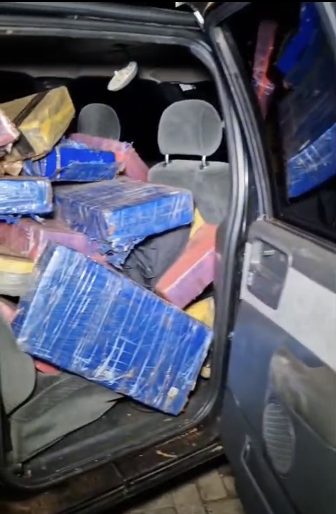 Motorista foge da PM na PR-323 e abandona veículo com 691 quilos de maconha em Paiçandu Motorista foge da PM na PR-323 e abandona veículo com 691 quilos de maconha em Paiçandu