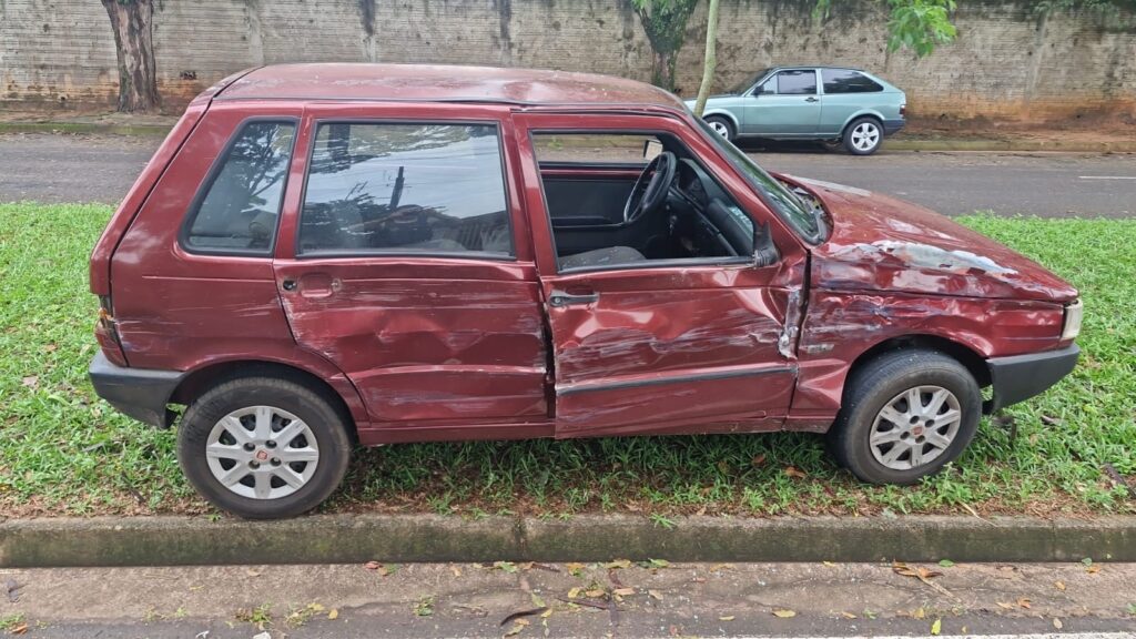 Micro-ônibus com cerca de 20 passageiros se envolve em acidente com Fiat Uno em Cianorte Micro-ônibus com cerca de 20 passageiros se envolve em acidente com Fiat Uno em Cianorte