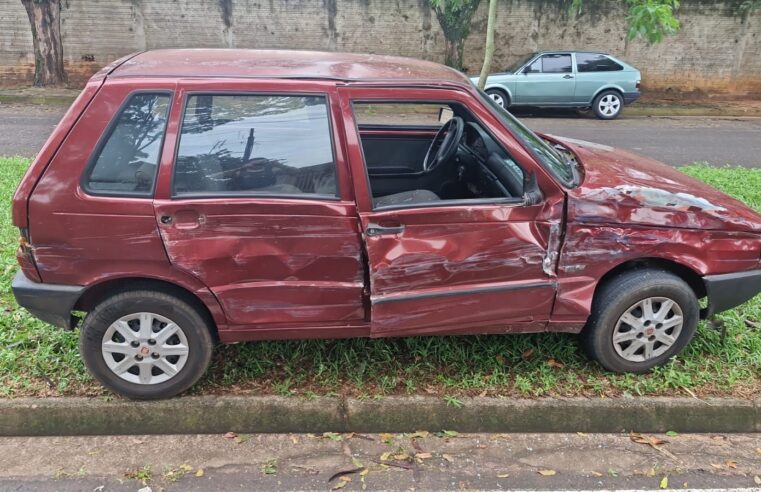 Micro-ônibus com cerca de 20 passageiros se envolve em acidente com Fiat Uno em Cianorte