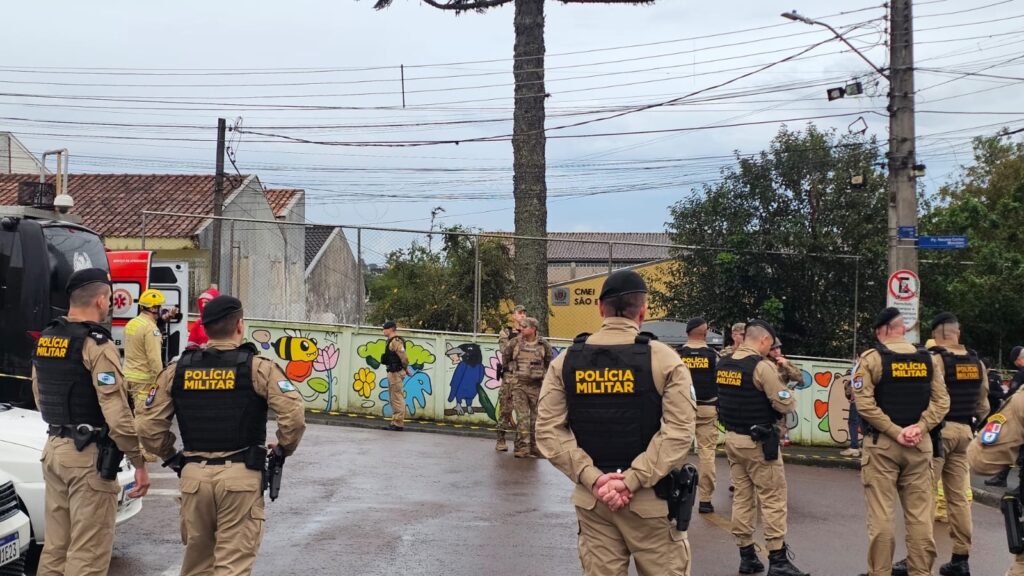 BOPE recebe aplausos após ocorrência com 13 crianças reféns em CMEI de Curitiba BOPE recebe aplausos após ocorrência com 13 crianças reféns em CMEI de Curitiba