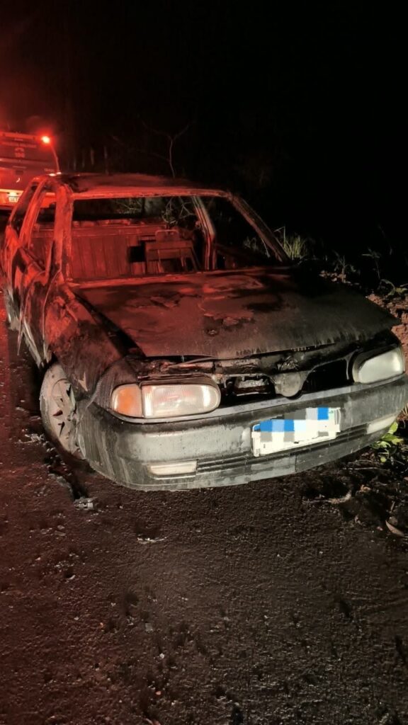 VW Gol furtado é encontrado carbonizado na Estrada da Bica, em Cianorte VW Gol furtado é encontrado carbonizado na Estrada da Bica, em Cianorte
