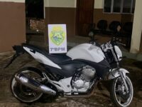Motociclista sem CNH é abordado com veículo irregular em Quarto Centenário