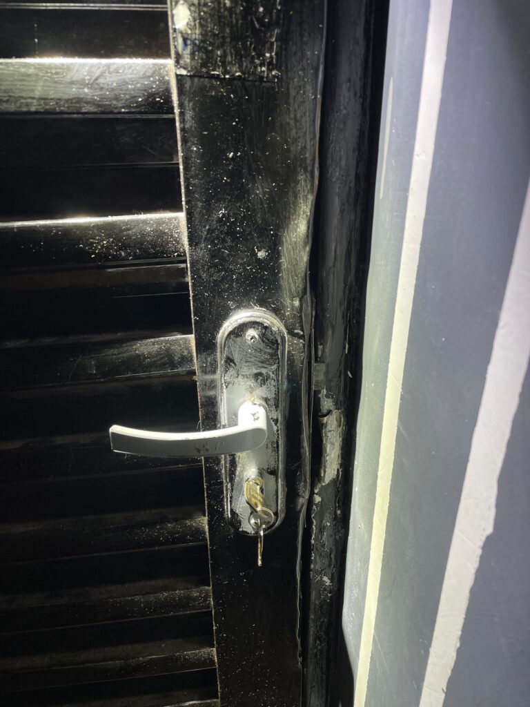 CASA É ARROMBADA EM JUSSARA E 62 PEÇAS DE ROUPAS NOVAS SÃO FURTADAS CASA É ARROMBADA EM JUSSARA E 62 PEÇAS DE ROUPAS NOVAS SÃO FURTADAS