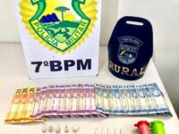 Pai e filho são encaminhados à delegacia após apreensão de crack e cocaína em Goioerê