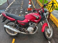 Adolescente foge de abordagem policial, avança preferenciais e danifica motocicleta em Cruzeiro do Oeste
