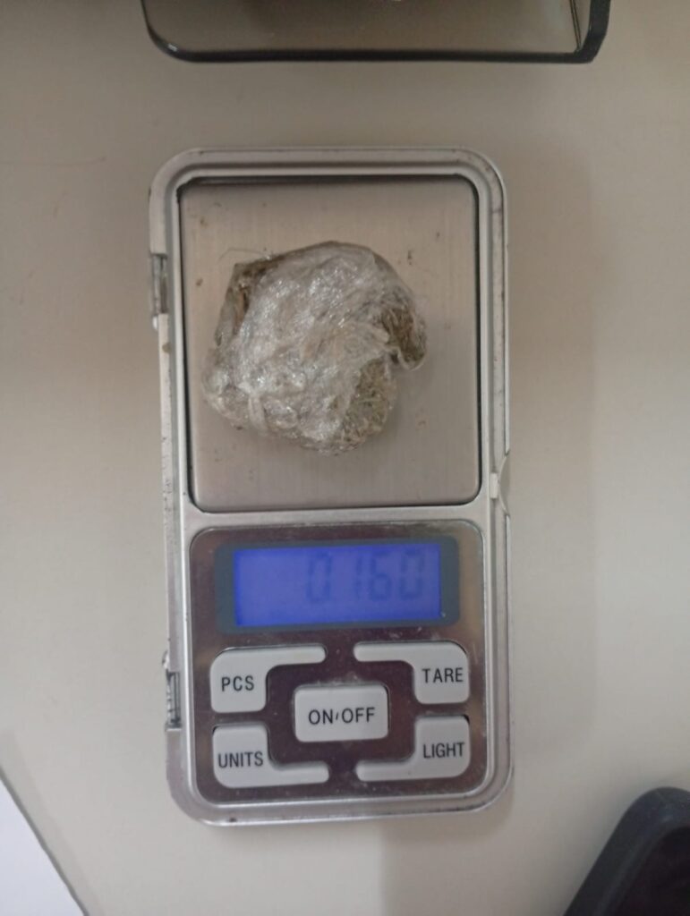 Adolescente é encaminhado à delegacia após ser flagrado com maconha em escola de Cruzeiro do Oeste Adolescente é encaminhado à delegacia após ser flagrado com maconha em escola de Cruzeiro do Oeste
