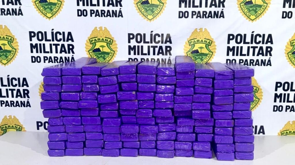 PM apreende mais de 113 quilos de maconha escondidos em área de mata em Londrina PM apreende mais de 113 quilos de maconha escondidos em área de mata em Londrina
